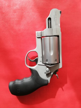 Hola.  Un amigo vende este revolver guiado en "F", comprado en octubre 2018. dispara cartuchos 02