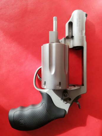 Hola.  Un amigo vende este revolver guiado en "F", comprado en octubre 2018. dispara cartuchos 01