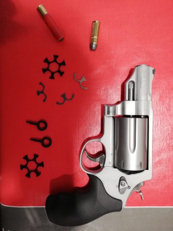 Hola.  Un amigo vende este revolver guiado en "F", comprado en octubre 2018. dispara cartuchos 00