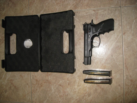 pistola cz75 en perfecto estado, adjunto fotos, precio de 300 eur, tlf 629726198 01