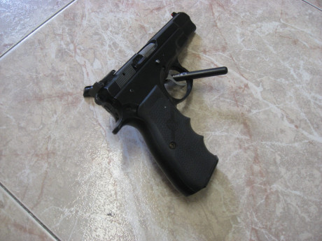 pistola cz75 en perfecto estado, adjunto fotos, precio de 300 eur, tlf 629726198 00