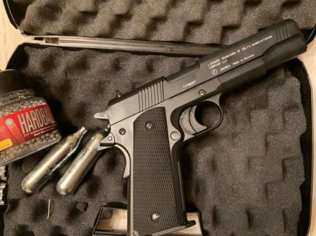 Buenos días,
Vendo mi Colt 1911 A1 de Umarex. Es el modelo fabricado en Alemania por Umarex con licencia 00