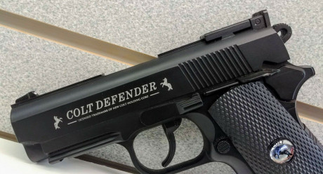 Vendo mi pistola de perdigones Colt Defender fabricada por Umarex con licencia de Colt.
Toda de metal, 00