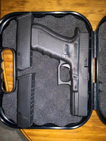 Vendo Glock 17 GEN4 9mm, en perfecto estado, con 2 cargadores y maletin, guiada en A.
Precio: 450 Euros. 01