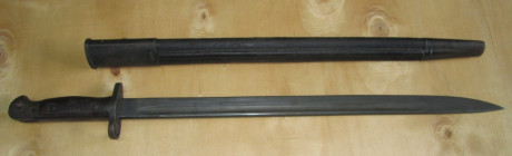 Bayoneta original de 1907 con vaina de cuero y remates de hierro. Desconozco el significado de las marcas 00