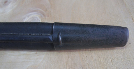 Bayoneta original de 1907 con vaina de cuero y remates de hierro. Desconozco el significado de las marcas 12