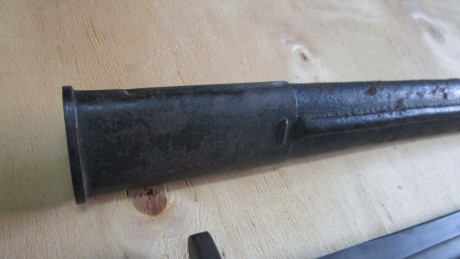 Bayoneta original de 1907 con vaina de cuero y remates de hierro. Desconozco el significado de las marcas 11