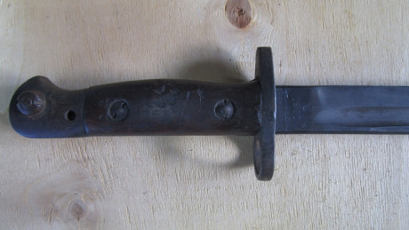 Bayoneta original de 1907 con vaina de cuero y remates de hierro. Desconozco el significado de las marcas 10