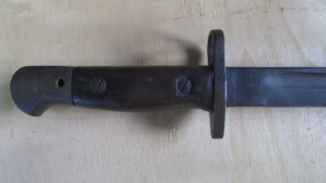 Bayoneta original de 1907 con vaina de cuero y remates de hierro. Desconozco el significado de las marcas 21
