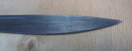 Bayoneta original de 1907 con vaina de cuero y remates de hierro. Desconozco el significado de las marcas 20