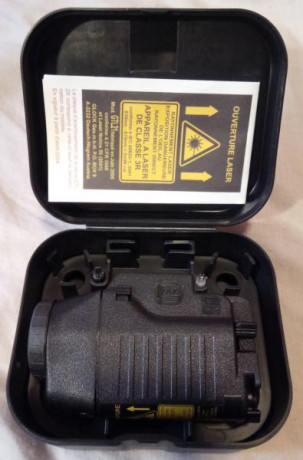 Se vende linterna láser original de Glock GTL 21, con destrornillador y bombilla de recambio, practicamente 02