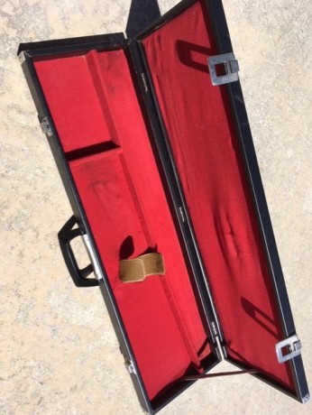 Vendo este maletín para escopeta. Está en buen estado, con las marcas normales de uso. Mi cañón es de 02