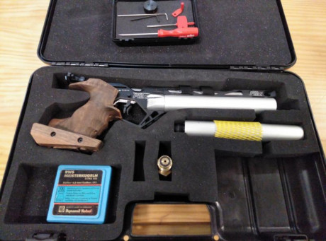Vendo pistola Feinwerkbau p8x.Lleva los accesorios originales, la cacha es de la talla m y va con dos 02