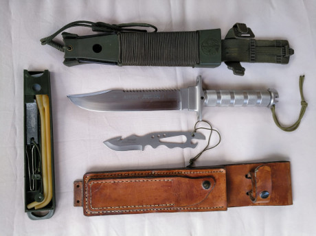Vendo cuchillo aitor jungle king 1 (de los primeros, de los años 80s) 
Completo y con todos sus accesorios 00