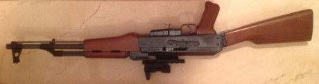 Vendo carabina AK-47 fabricación Italiana (Adle)calibre 22lr, lleva visor punto rojo, dos cargadores uno 02
