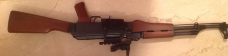 Vendo carabina AK-47 fabricación Italiana (Adle)calibre 22lr, lleva visor punto rojo, dos cargadores uno 01