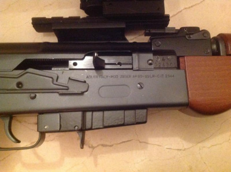 Vendo carabina AK-47 fabricación Italiana (Adle)calibre 22lr, lleva visor punto rojo, dos cargadores uno 00