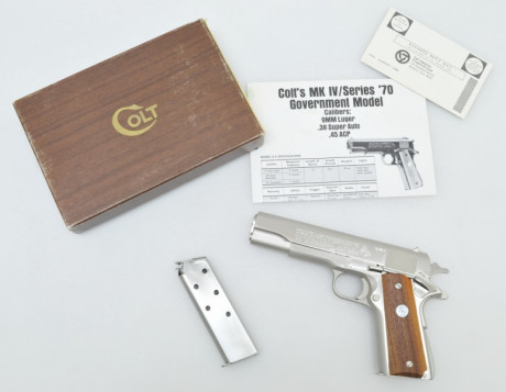 Este colt de las series 70 es de 1972.


Completo con su caja orginal y documentos .


El arma parece 02