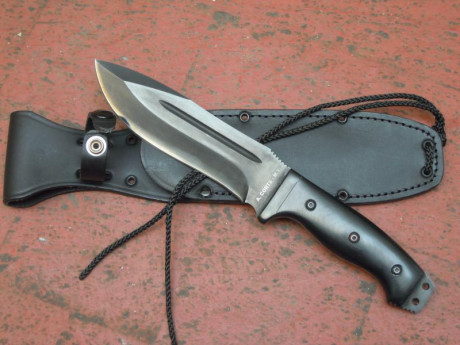 Pongo a la venta cuchillo SPARTAN creado por A. Corts y Manuel de la Torre, sin uso alguno, de una serie 02