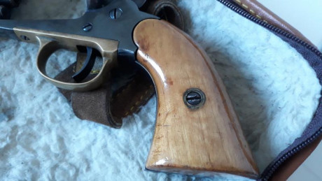 Vendo este revolver , modelo 1898, del año 1990, el básico de Pietta. Como se aprecia en las fotos ha 21