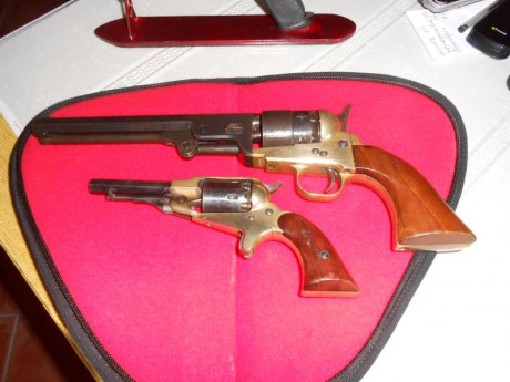 Vendo dos revolver de AVANCARGA calibre 32 y 44 regalo cargador y turquesa calibre 44 por 350 E telefono 02