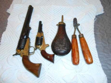 Vendo dos revolver de AVANCARGA calibre 32 y 44 regalo cargador y turquesa calibre 44 por 350 E telefono 01