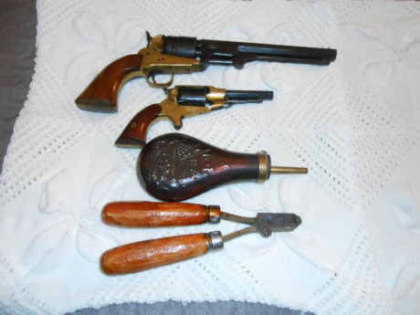 Vendo dos revolver de AVANCARGA calibre 32 y 44 regalo cargador y turquesa calibre 44 por 350 E telefono 00