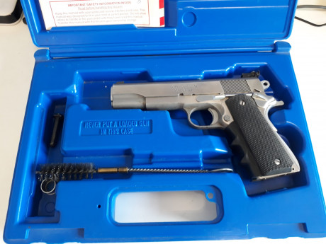 Un amigo vende las siguientes armas:
Pistola Springfield 1911 calibre 9 mm parabellum
Revolver Llama calibre 132