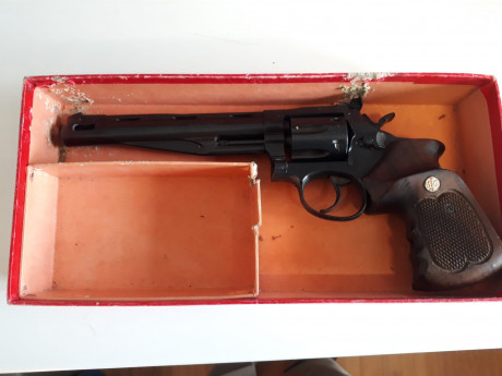 Un amigo vende las siguientes armas:
Pistola Springfield 1911 calibre 9 mm parabellum
Revolver Llama calibre 30
