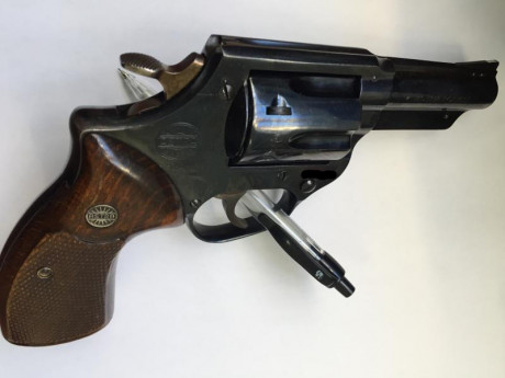 Vendo revolver Astra Police del calibre 357 magnum, de 3 pulgadas de cañon, por 200 euros. 
Capacidad 02