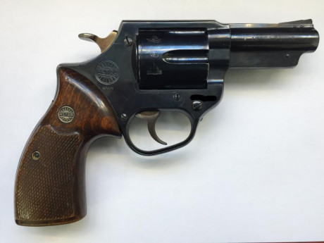 Vendo revolver Astra Police del calibre 357 magnum, de 3 pulgadas de cañon, por 200 euros. 
Capacidad 01