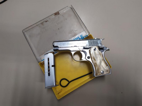 Se vende pistola marca  STAR calibre 9 corto,  por falta de uso, plateada con cachas nacaradas en caja 00