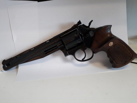 Un amigo vende las siguientes armas:
Pistola Springfield 1911 calibre 9 mm parabellum
Revolver Llama calibre 00
