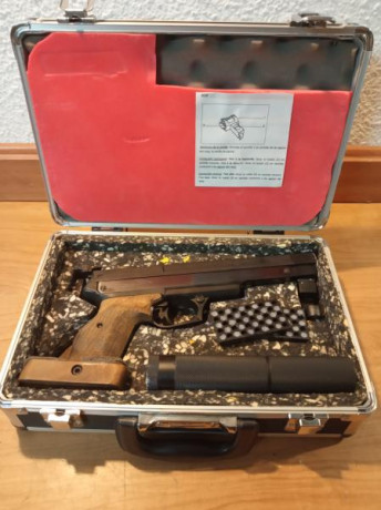 Pistola Gamo Compact, adaptada para silenciador (se sujeta con imanes), con maletín y contrapeso. 

150 02