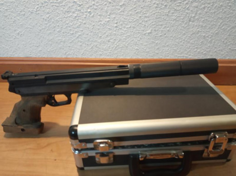 Pistola Gamo Compact, adaptada para silenciador (se sujeta con imanes), con maletín y contrapeso. 

150 01