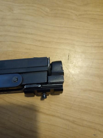 Pistola Gamo Compact, adaptada para silenciador (se sujeta con imanes), con maletín y contrapeso. 

150 00