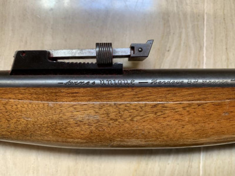 Vendo rifle semiautomático Unique  modelo Saut calibre 22. 
Precio 150€ 30