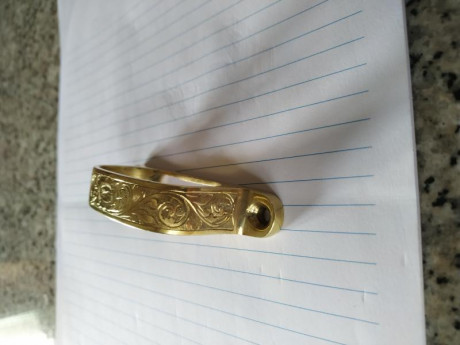 Vendo este precioso  cubregatillo de latón dorado hecho a mano y con grabados damasquinos, válido para 01