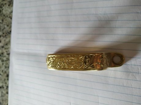 Vendo este precioso  cubregatillo de latón dorado hecho a mano y con grabados damasquinos, válido para 00