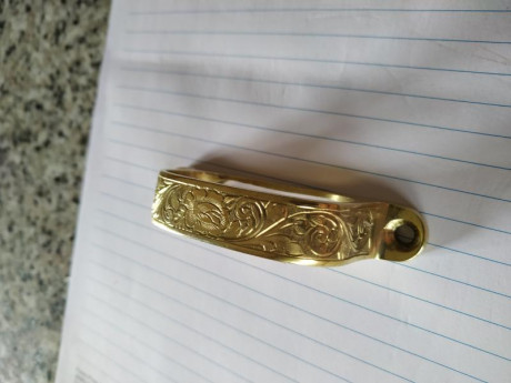 Vendo este precioso  cubregatillo de latón dorado hecho a mano y con grabados damasquinos, válido para 12