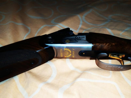 Hola vendo escopeta Beretta 682 Gold E, trap 76,cm madera seleccionada sin apenas uso con su maletín y 02