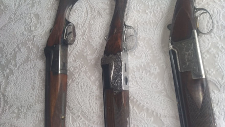 un amigo vende tres escopetas  superpuestas calibre 12 las tres,una browning b125 expulsora cañones de 02