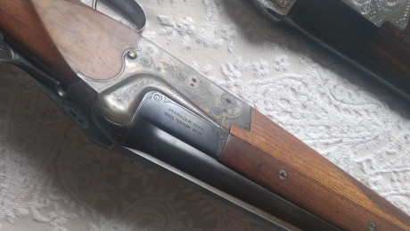 un amigo vende tres escopetas  superpuestas calibre 12 las tres,una browning b125 expulsora cañones de 10