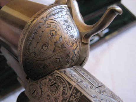 Arma de fabricada en Paris entre 1860 y 1867, carabina con estuche con todos sus accesorios para regalo 02
