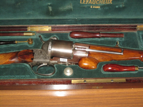 Arma de fabricada en Paris entre 1860 y 1867, carabina con estuche con todos sus accesorios para regalo 00