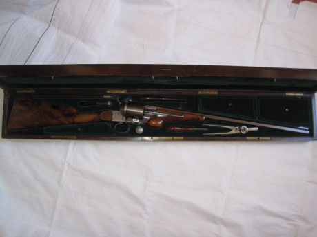Arma de fabricada en Paris entre 1860 y 1867, carabina con estuche con todos sus accesorios para regalo 22