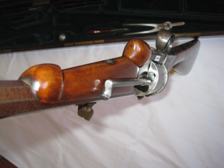 Arma de fabricada en Paris entre 1860 y 1867, carabina con estuche con todos sus accesorios para regalo 20