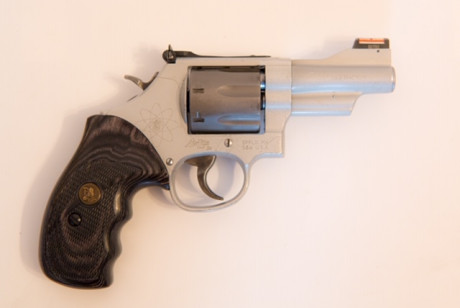 Por falta de uso pongo a la venta el siguiente revólver; Smith & Wesson Mountain Lite 386sc. Se trata 10