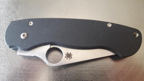 Vendo spyderco paramilitari 1 se vende tal cual sale en las fotos . Esta usada y no tengo el clip ni la 02