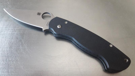 Vendo spyderco paramilitari 1 se vende tal cual sale en las fotos . Esta usada y no tengo el clip ni la 01